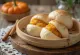 Bao Bun με κολοκύθα και κανέλα σερβιρισμένο