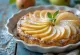 Φρέσκο, χρυσοκάστανο Clafoutis με φέτες αχλαδιού, σερβιρισμένο