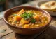 Pozole con calabaza σερβιρισμένο με λάιμ, κόλιανδρο και φρέσκο κρεμμυδάκι