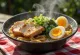 Ramen με ψητό φιλέτο κοτόπουλο, σερβιρισμένο με αυγό και φρέσκα λαχανικά