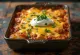 Enchilada με φασόλια, σερβιρισμένη με φρέσκο κόλιανδρο, τυρί και σάλτσα enchilada