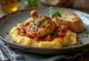 Cacciatore με πολέντα, σάλτσα ντομάτας και φρέσκο βασιλικό