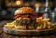 Burger με σάλτσα BBQ σερβιρισμένο